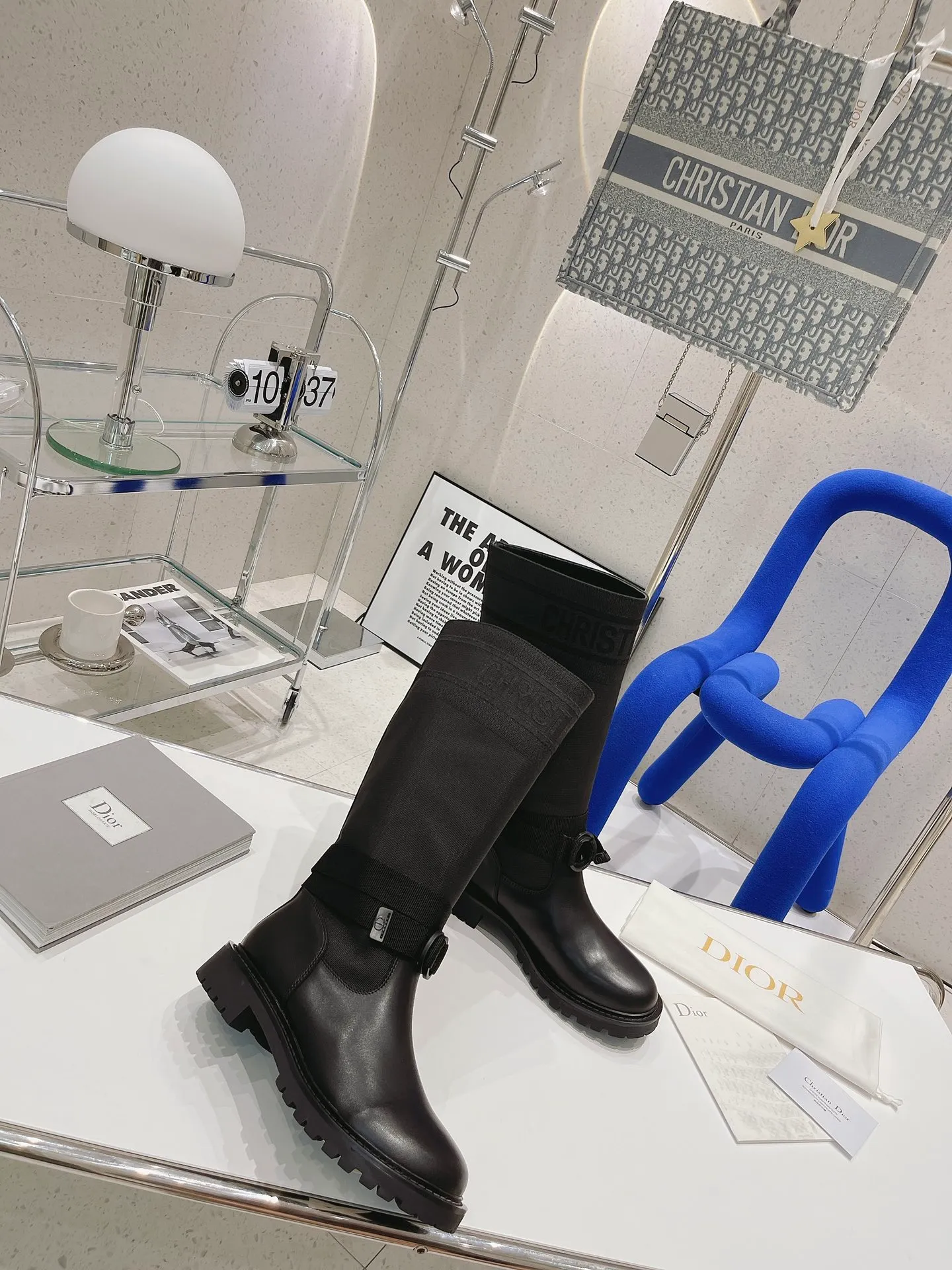 👟👟Ex-factory price 640👟👟 The highest version of Dior CD autumn and winter boots, retro work boots, one-on-one, easy to wear, good-looking and handsome Material: imported calfskin upper spliced with the latest imported technology electric embroidery fabric (not ordinary fly woven fabrics on the market) + water-dyed cowhide lining (not sheepskin lining on the market) + original molded T👟👟factory price U outsole + original molded letter buckle + latest original box packaging at the counter Heel height: 3CM Code number: 35-40